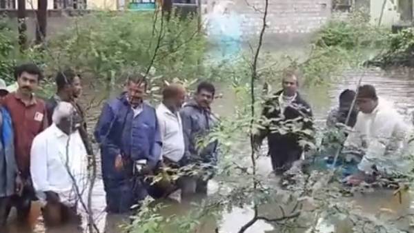 வேட்டியை மடித்துக் கட்டி