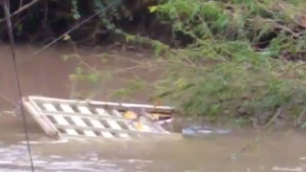 வெள்ளத்தில் அடித்து செல்லப்பட்டனர் 