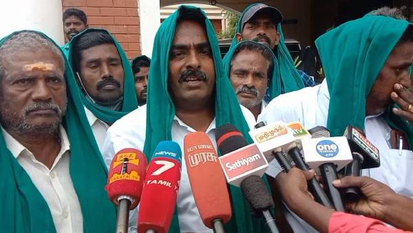 முக்காடு அணிந்து போராட்டம் 