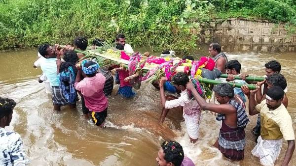People crossing the river risking their lives to bury a dead body near Karur People crossing the river risking their lives to bury a dead body near Karur