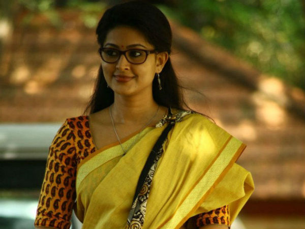  முன்னணி நடிகை சினேகா 