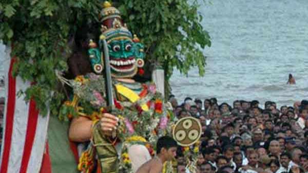 சூரபத்மனை சம்ஹாரம் செய்த முருகன்