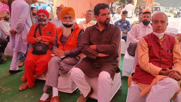 கபில் மிஸ்ராவின் பின்னணி 