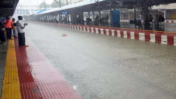 Removal of rainwater accumulated on the tracks: 500 electric trains are running in Chennai 