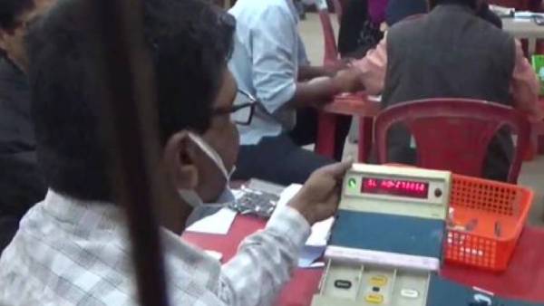 வாக்கு எண்ணிக்கை- பாஜக முன்னிலை வாக்கு எண்ணிக்கை- பாஜக முன்னிலை