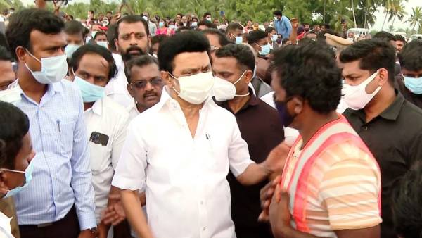  கொந்தளிக்கும் பொதுமக்கள்