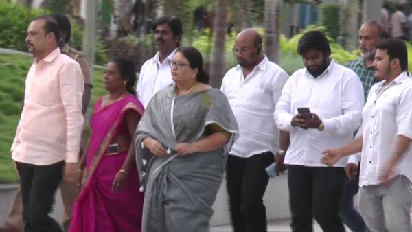 அதிமுகவில் நிறைய மாற்றங்கள் 