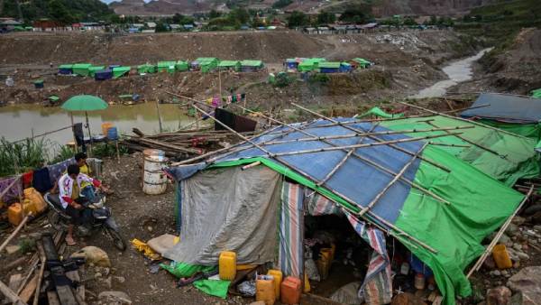 பச்சை நிற மாணிக்கக் கற்கள் 