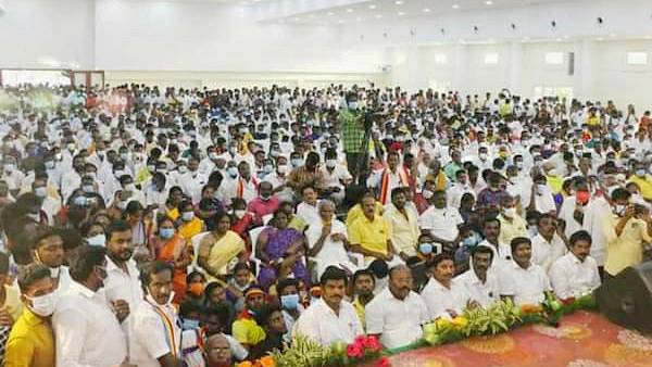 தொகுதிகளுக்காக கெஞ்சுகிறோம் 