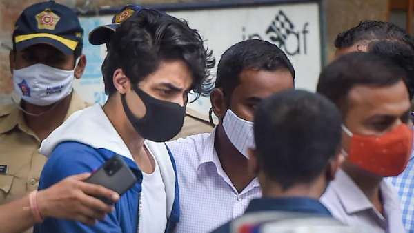 மிரட்டி பணம் பறித்த குற்றச்சாட்டு மிரட்டி பணம் பறித்த குற்றச்சாட்டு