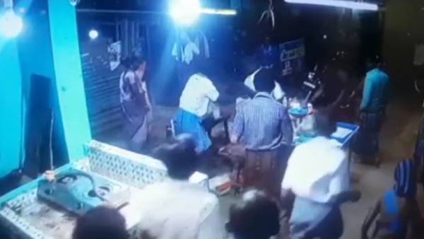 CCTV footage of an attack on a master who did not give free fried rice in Tenkasi CCTV footage of an attack on a master who did not give free fried rice in Tenkasi
