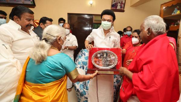 நினைவு பரிசு வழங்கி கவுரவித்தனர் 