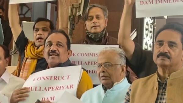 கேரளா எம்.பிக்கள் ஆர்ப்பாட்டம் 