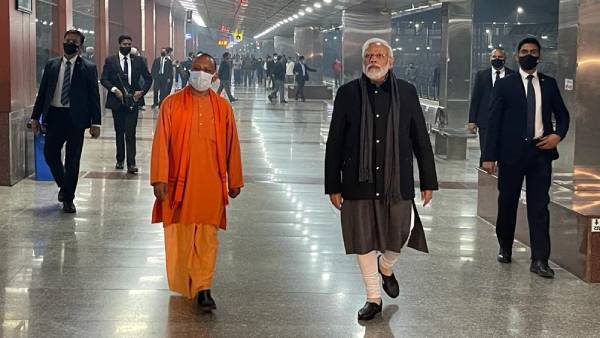 புனித நீராடிய மோடி