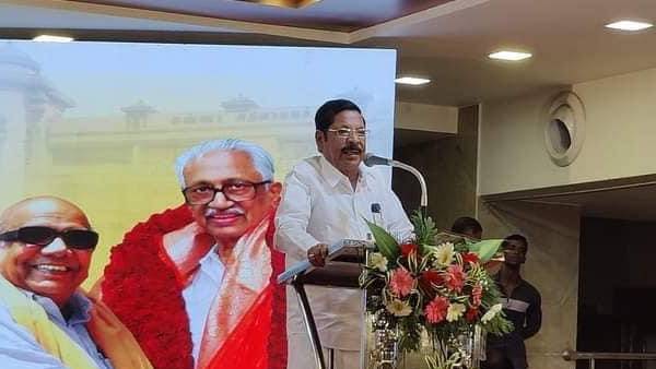  மென்மையாக எடுத்துச் செல்கிறார்