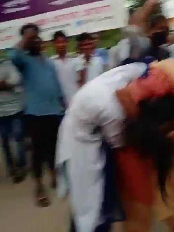 ஒரு மாணவன்; இரண்டு மாணவி ஒரு மாணவன்; இரண்டு மாணவி