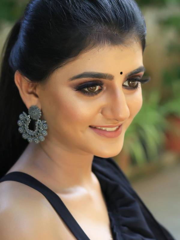 கருப்பு உடையில் கலக்கல்