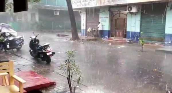  சாலைகளில் தண்ணீர் 