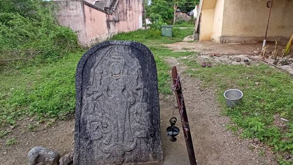 இருபுறம் வீரர்கள் இருபுறம் வீரர்கள்
