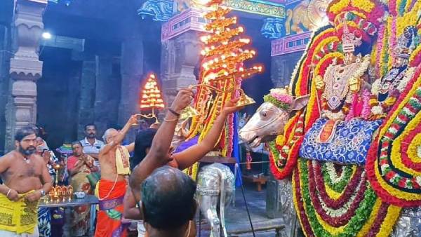 Karthika Kadainayiru Tirthavari Festival - Devotees take holy bath 