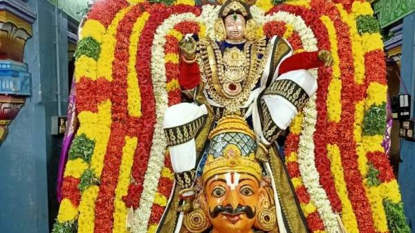 Karthika Kadainayiru Tirthavari Festival - Devotees take holy bath 