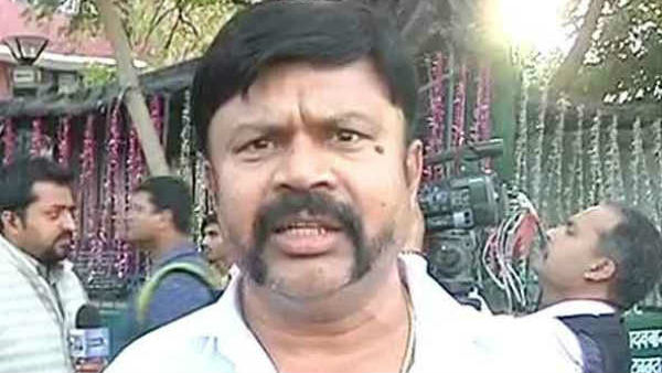  கட்சியிலிருந்து நீக்கப்பட்டவர் வழக்கு தொடர முடியாது 