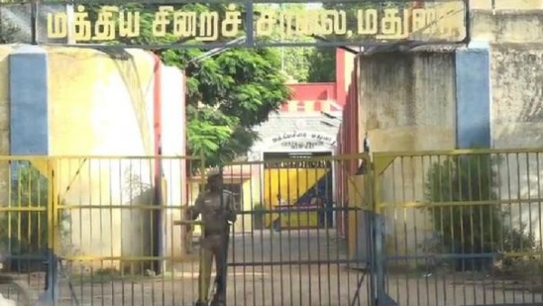 சாலைகளில் விழுந்த கற்கள் 