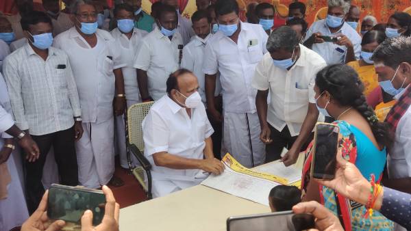 வேலை வாங்குகிறார் 