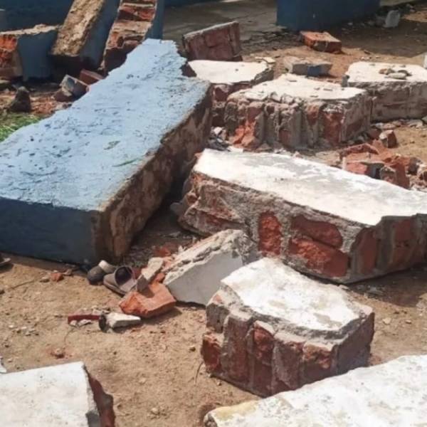  சுவர் இடிந்து மாணவர்கள் பலி 