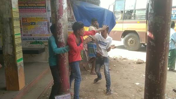 சாலையில் அடிதடி