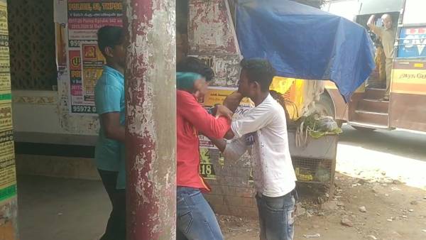 ஓட்டம் பிடித்த இளைஞர்கள் 
