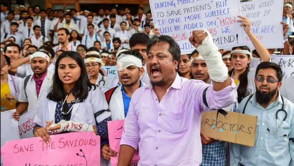 Police beat up doctors in Delhi - Indian Medical Association condemns 