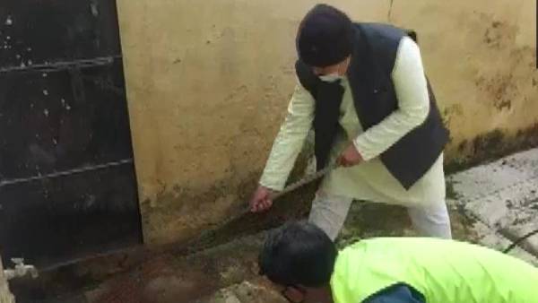 கழிவறையை சுத்தம் செய்த அமைச்சர்