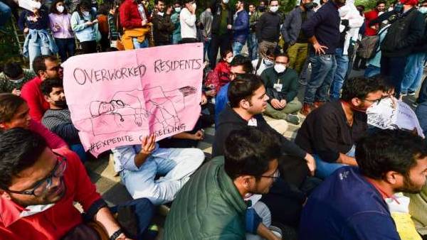 7 போலீஸார் காயம் 