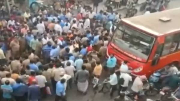  பேருந்துகளை நிறுத்தி போராட்டம் 