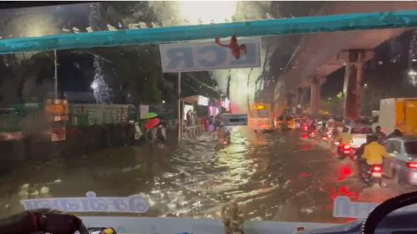  அணிவகுத்த வாகனங்கள்