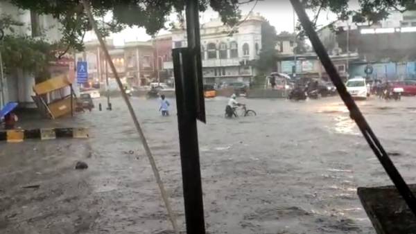 மழையில் சிக்கி திண்டாடும் சென்னை 