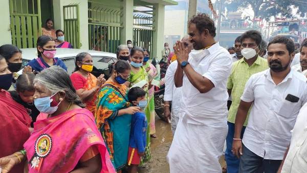 எஸ்.பி.வேலுமணி 