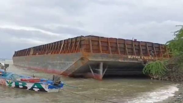 Cargo ship is stranded on the coast of Thoothukudi in tamilnadu 
