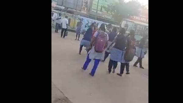 இரு குழுக்களாக பிரிந்து தாக்குதல்