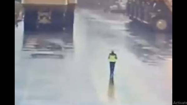 மின்னல் தாக்கியது 