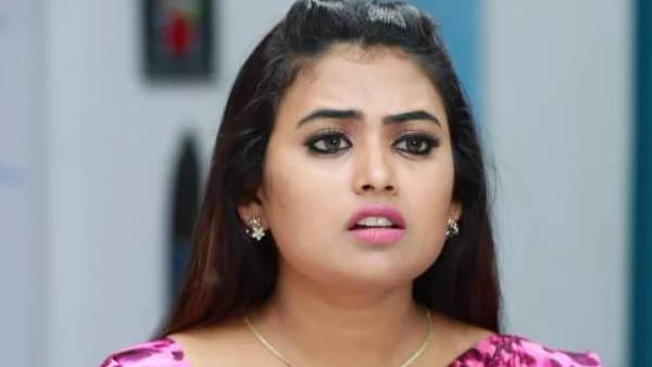 சின்னத்திரையின் நீலாம்பரி சின்னத்திரையின் நீலாம்பரி