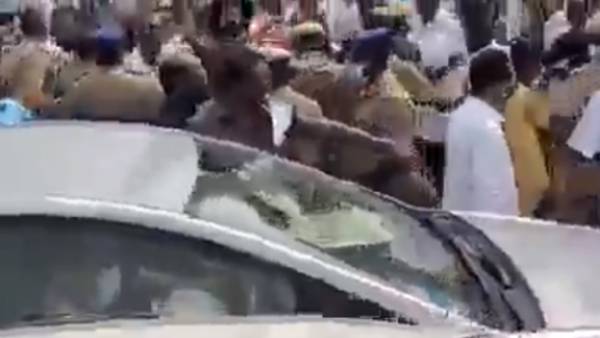 தள்ளுமுள்ளு 