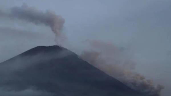 வெடித்து சிதறிய எரிமலை