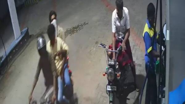 அரிவாளால் தாக்கி பணம் பறிப்பு 