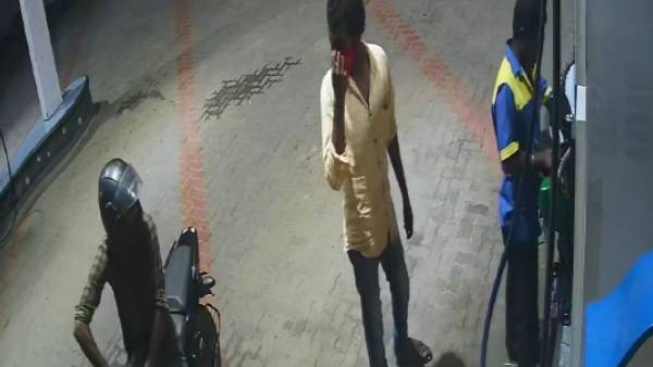 பல்சர் பைக்கில் வந்த இளைஞர்கள் 