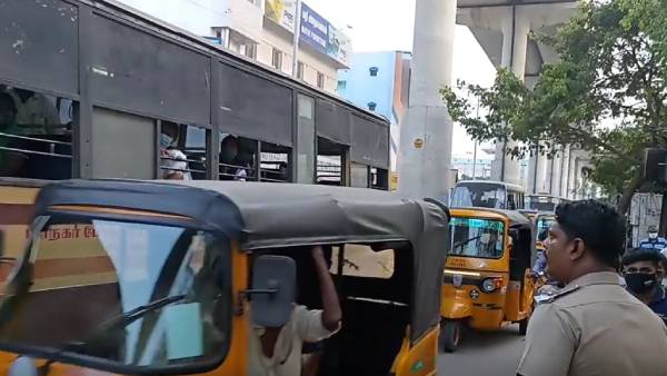 பேருந்து கூரைமேல் ஏறினர் 
