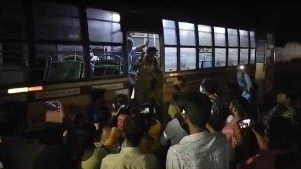 நடுவழியில் மாணவிகள் இறக்கப்பட்டனர் 