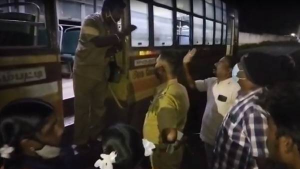 லேட்டாக சென்ற மாணவிகள் 