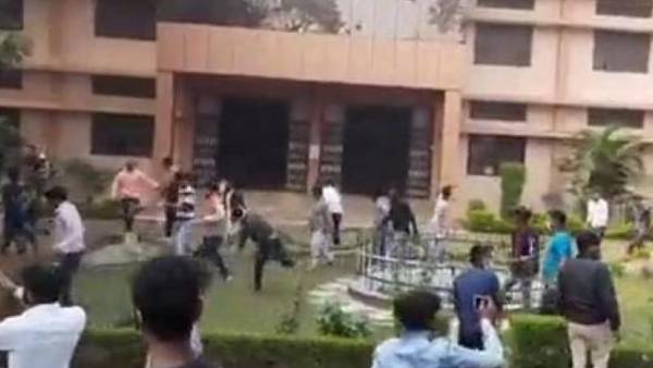 பெற்றோர் குவிந்தனர் 